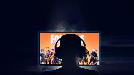 Ein Mann spielt „Fortnite“ auf dem Fernseher.