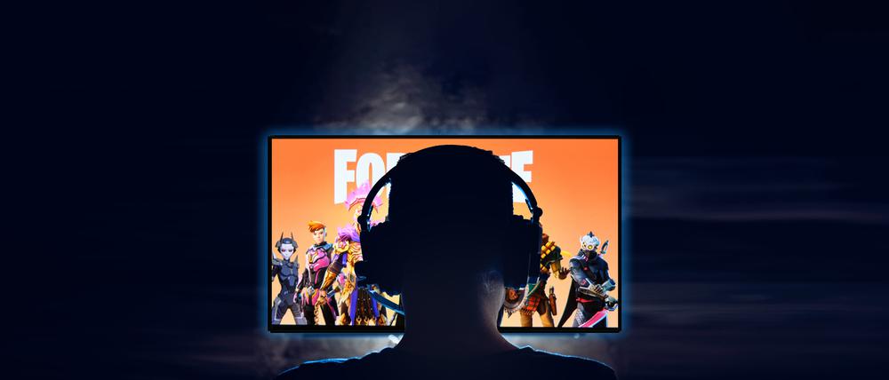 Ein Mann spielt „Fortnite“ auf dem Fernseher.