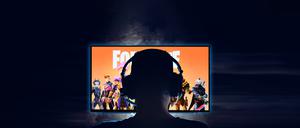 Ein Mann spielt „Fortnite“ auf dem Fernseher.