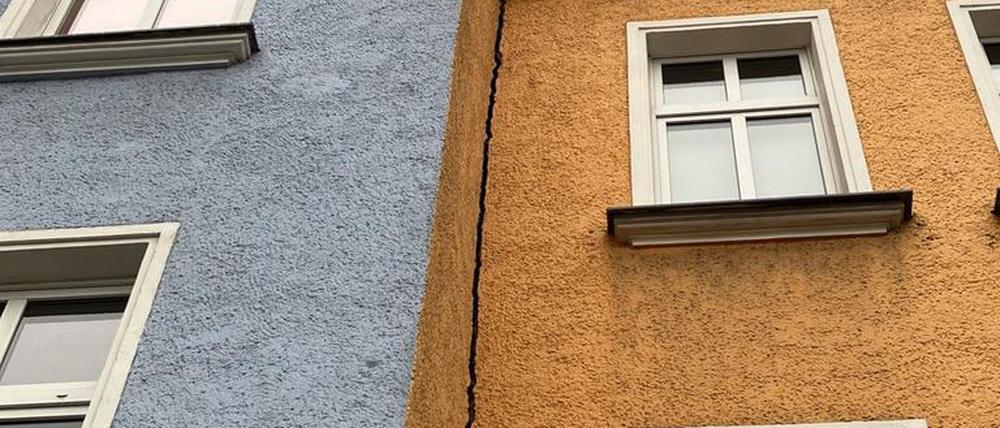 Ein langer Riss trennt die Häuser Markgrafendamm 10 und 11 voneinander.