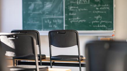 Hochgestellte Stühle stehen in einem leeren Klassenzimmer. (Symbolbild)