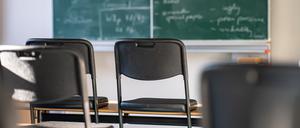 Hochgestellte Stühle stehen in einem leeren Klassenzimmer. (Symbolbild)