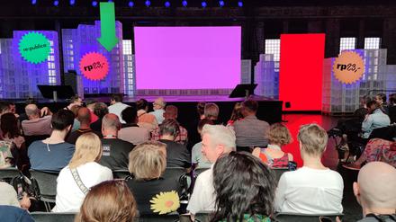 Publikum wartet auf eine Podiumsdiskussion auf der Digitalkonferenz re:publica in Berlin (2023).