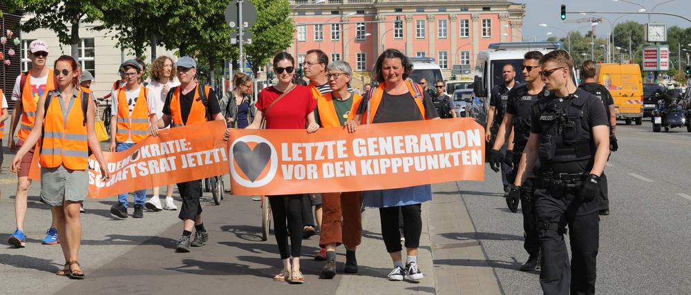 Protestmarsch von Letzte Generation in Potsdam.