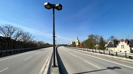 Auf der Brücke über den Berliner Breitenbachplatz, die Steglitz und Wilmersdorf verbindet.