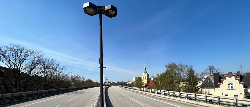 Auf der Brücke über den Berliner Breitenbachplatz, die Steglitz und Wilmersdorf verbindet.