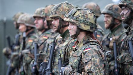 Eine deutsche Bundeswehr-Soldatin steht zusammen mit ihrem Kameraden beim von der Bundeswehr angeführten Nato-Bataillon auf dem Militärstützpunkt in Rukla, Litauen.