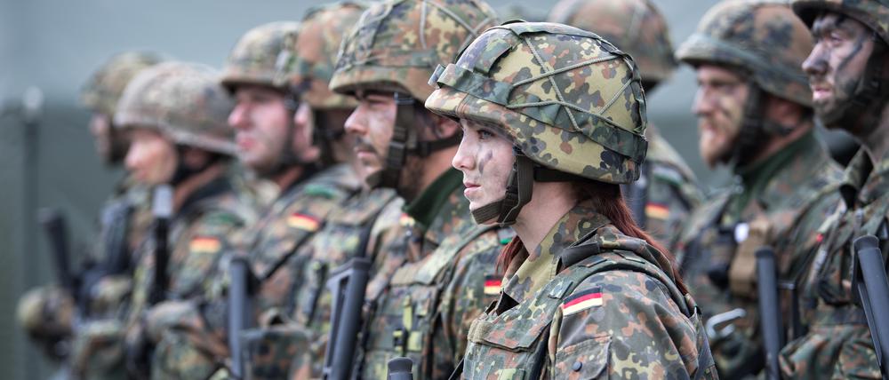 Eine deutsche Bundeswehr-Soldatin steht zusammen mit ihrem Kameraden beim von der Bundeswehr angeführten Nato-Bataillon auf dem Militärstützpunkt in Rukla, Litauen.