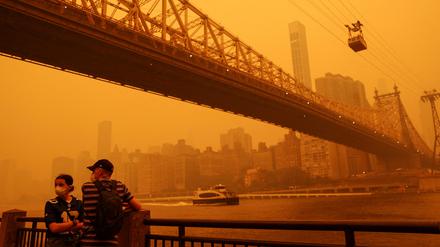 In New York hat sich der Himmel orange gefärbt.