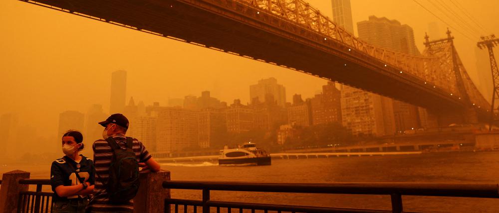 In New York hat sich der Himmel orange gefärbt.