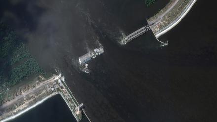 Die Satellitenaufnahme zeigt den Kachowka-Damm im Süden der Ukraine nach dessen Bruch. 