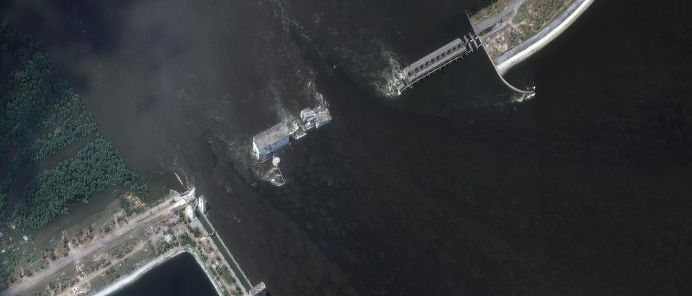 Die Satellitenaufnahme zeigt den Kachowka-Damm im Süden der Ukraine nach dessen Bruch.