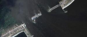 Die Satellitenaufnahme zeigt den Kachowka-Damm im Süden der Ukraine nach dessen Bruch. 
