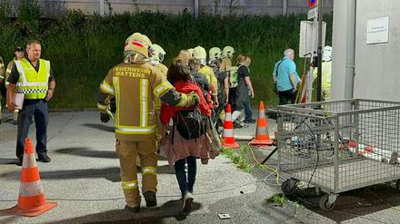 Rettungskräfte sind nach einem Brand in einem Bahntunnel in Tirol im Einsatz. 
