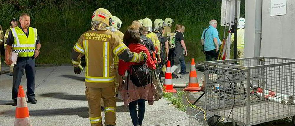 Rettungskräfte sind nach einem Brand in einem Bahntunnel in Tirol im Einsatz. 