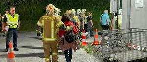 Rettungskräfte sind nach einem Brand in einem Bahntunnel in Tirol im Einsatz. 