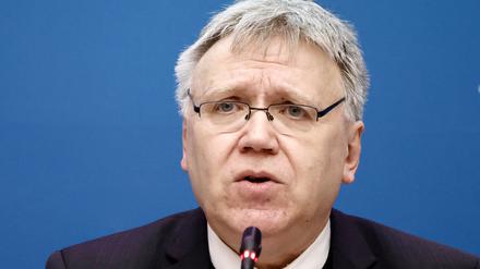 Landeswahlleiter Stephan Bröchler spricht bei einer Pressekonferenz zum vorläufigen Ergebnis der Wiederholungswahl zum Abgeordnetenhaus. (dpa)