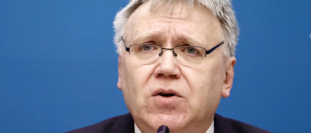 Landeswahlleiter Stephan Bröchler spricht bei einer Pressekonferenz zum vorläufigen Ergebnis der Wiederholungswahl zum Abgeordnetenhaus. (dpa)
