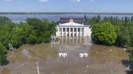 Der zentrale Platz von Nowa Kachowka ist durch den Staudammbruch überflutet. 
