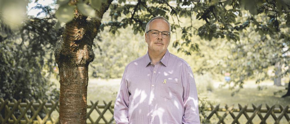 Uwe Wegener in seinem Garten in Berlin-Marienfelde. Er engagiert sich für mehr Aufklärung über psychische Erkrankungen. 