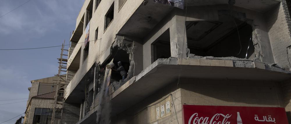 Bei der Zerstörung der Wohnung eines palästinensischen Attentäters durch Israels Armee ist es in Ramallah zu gewaltsamen Konfrontationen gekommen. 