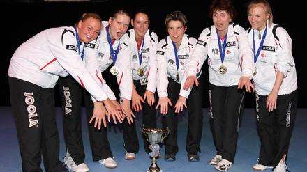 Jubel nach dem ersten Titel in der Champions League im Jahr 2012: Georgina Pota, Irene Ivancan, Petra Lovas, Tanja Krämer, Trainerin Irina Palina und Polina Mikhailova (v. li.).