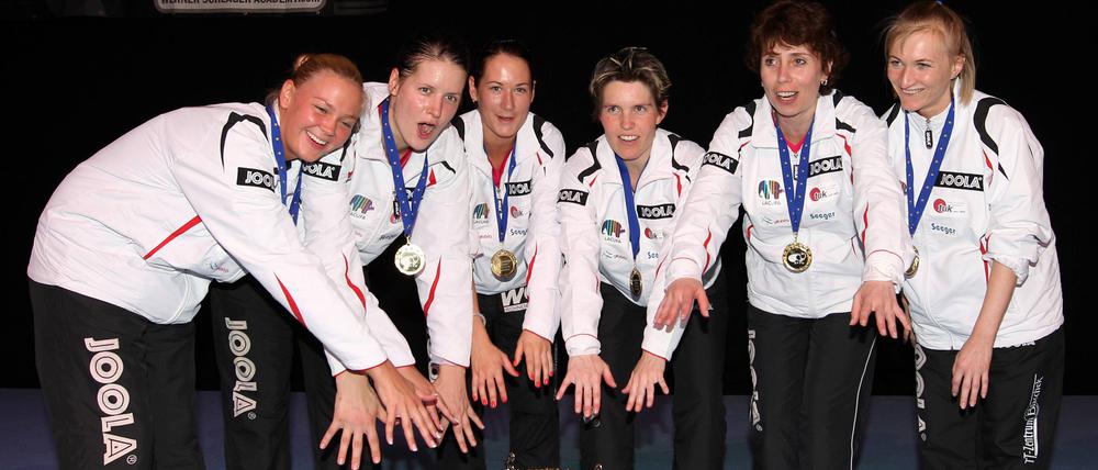Jubel nach dem ersten Titel in der Champions League im Jahr 2012: Georgina Pota, Irene Ivancan, Petra Lovas, Tanja Krämer, Trainerin Irina Palina und Polina Mikhailova (v. li.).