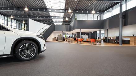 20 Millionen Euro hat Mercedes in den Neubau an der Daimlerstraße investiert. In der Werkstatt befinden sich 28 Hebebühnen. 