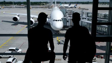 Eine Lufthansa-Maschine des Typs Airbus A380 steht auf dem Flughafen vor dem Abflug nach Boston am Gate.