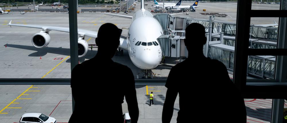 Eine Lufthansa-Maschine des Typs Airbus A380 steht auf dem Flughafen vor dem Abflug nach Boston am Gate.