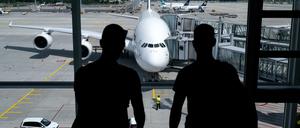 Eine Lufthansa-Maschine des Typs Airbus A380 steht auf dem Flughafen vor dem Abflug nach Boston am Gate.