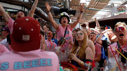 Touristen verfolgen im „Bierkönig“ finale Bundesliga-Spiele (Archivbild).