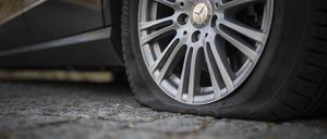80 SUV-Fahrer fanden ihre Autos mit platten Reifen vor.