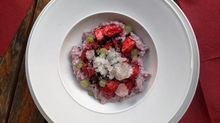 Dessert, zu dem ein Wein gut passt: Milchreis mit Früchten, Gurke, Ginger-Beer-Granité und Yuzu.