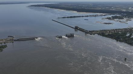 Wasser fließt über den zerstörten Staudamm.