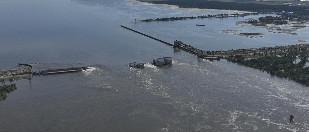 Wasser fließt über den zerstörten Staudamm.