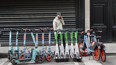 E-Scooter von verschiedenen Anbietern häufen sich unkontrolliert in den Großstädten. 