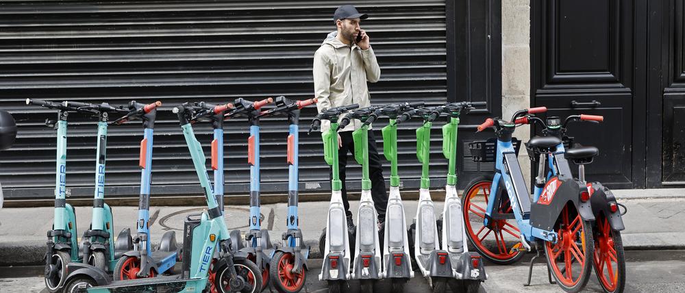 E-Scooter von verschiedenen Anbietern häufen sich unkontrolliert in den Großstädten.