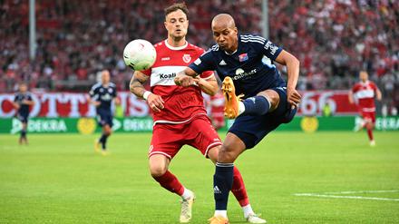 Timmy Thiele (l.) verlor mit Energie Cottbus am Mittwochabend 1:2 gegen David Pisots Unterhachinger.