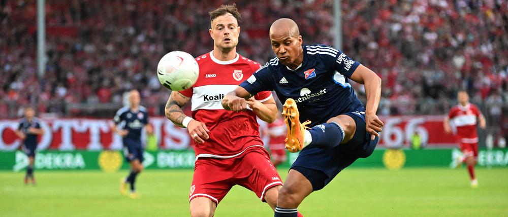 Timmy Thiele (l.) verlor mit Energie Cottbus am Mittwochabend 1:2 gegen David Pisots Unterhachinger.