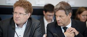 Patrick Graichen, damals noch Staatssekretär im Bundesministerium für Wirtschaft und Klimaschutz, mit Minister Robert Habeck (r., Bündnis 90/Die Grünen).