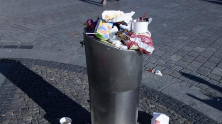 Da passt nichts mehr rein. Mülleimer in Berlin-Mitte