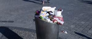 Da passt nichts mehr rein. Mülleimer in Berlin-Mitte