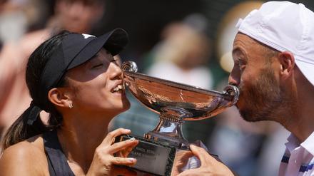 Tim Pütz (r.) mit Miyu Kato und der Siegertrophäe.