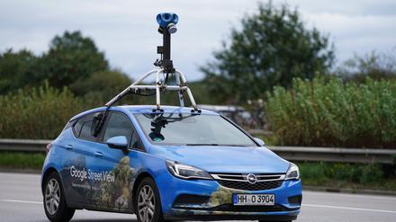Ein Fahrzeug von Google Street View, bestückt mit Kameras, fährt auf der Autobahn A1 in Richtung Süden. 