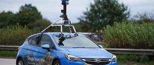 ARCHIV - 17.09.2021, Schleswig-Holstein, Siek: Ein Fahrzeug von Google Street View, bestückt mit Kameras, fährt auf der Autobahn A1 in Richtung Süden. Google wird nach mehr als einem Jahrzehnt die Bilder deutscher Straßen in seinem Straßenpanorama-Dienst Street View erneuern. (zu dpa «Google erneuert deutsche Straßenbilder in Dienst Street View») Foto: Marcus Brandt/dpa +++ dpa-Bildfunk +++  