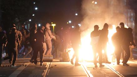 Autonome an einer brennenden Barrikade. Das Oberlandesgericht Dresden hatte die Studentin Lina E. zu fünf Jahren und drei Monaten Freiheitsstrafe verurteilt. 