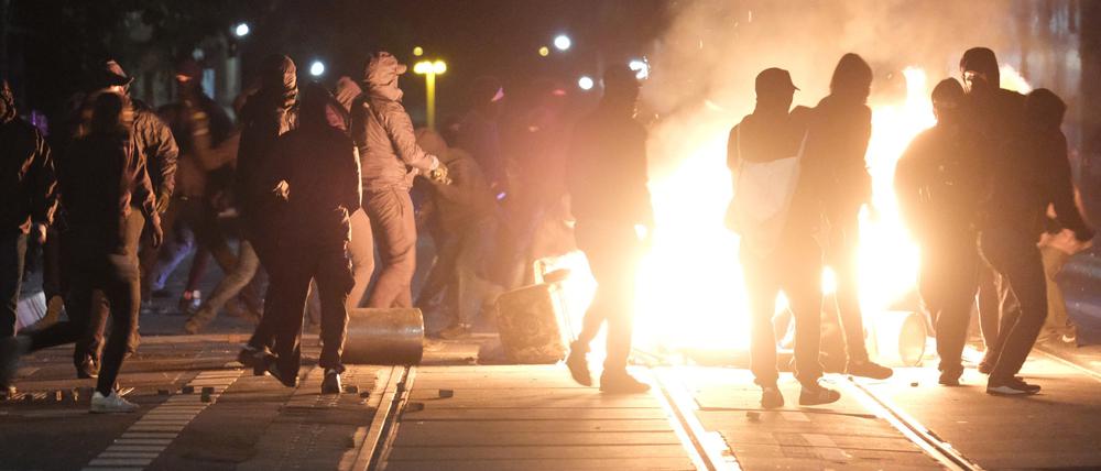 Autonome an einer brennenden Barrikade. Das Oberlandesgericht Dresden hatte die Studentin Lina E. zu fünf Jahren und drei Monaten Freiheitsstrafe verurteilt. 