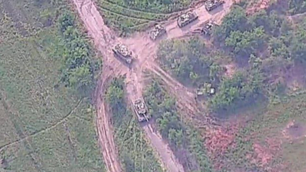 Zwei Leopard-Panzer (unten links im Bild) im Einsatz während der ukrainischen Offensive.