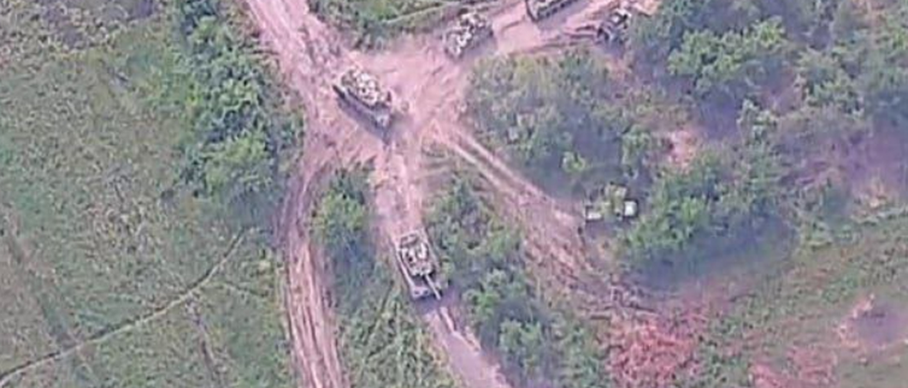 Zwei Leopard-Panzer (unten links im Bild) im Einsatz während der ukrainischen Offensive.